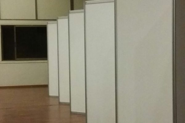Pabellones de votación en una sala electoral para elecciones en Chile.